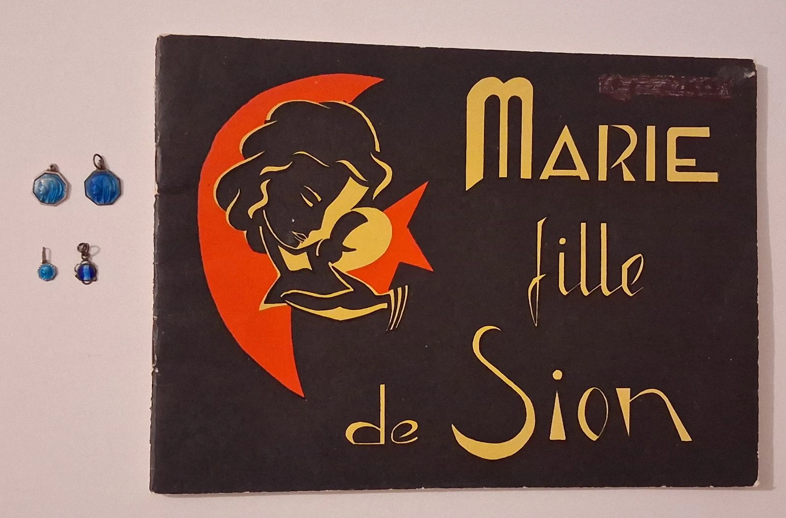 Quatre médailles de la Vierge et un recueil de chants à la Vierge de 1957